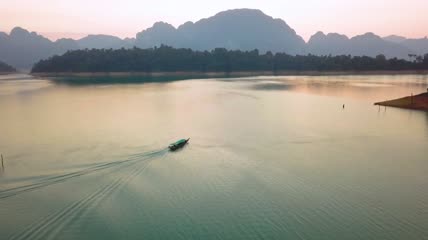 水面航行的小船航拍