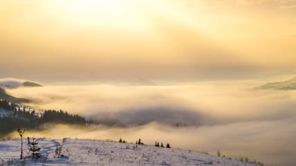 雪山里雾蒙蒙的早晨实拍