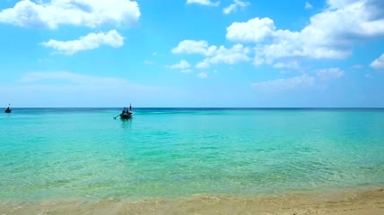 热带海滩附近行驶的船实拍