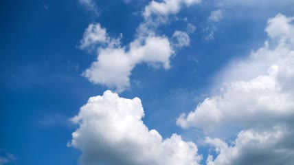 云彩在天空中平滑地变换形状延时