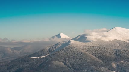 航拍冬天山区