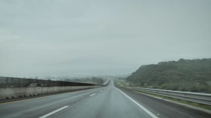 在高速公路上开车实拍