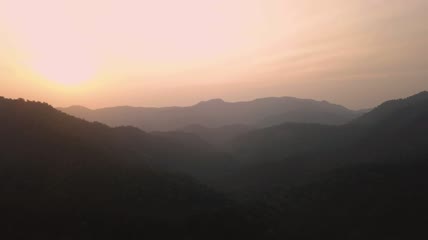 在美丽的日落中眺望山脉视频