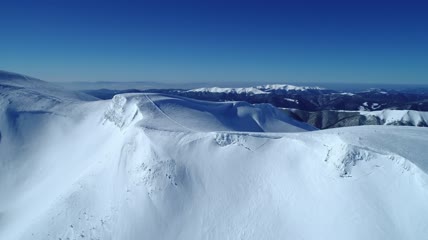在晴朗的天空中看到的雪山山脉