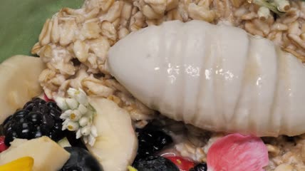 黑莓和燕麦片早餐特写
