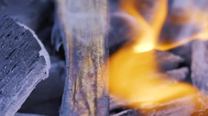 被火烧毁的木头特写视频