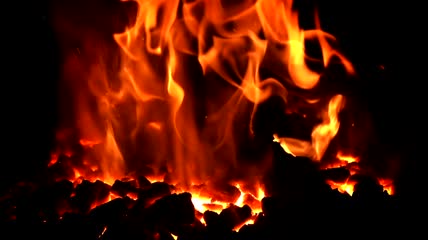 黑暗中燃烧的火山火视频
