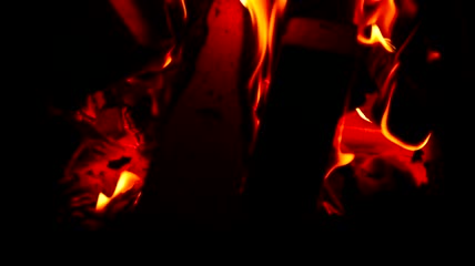 红色火焰中的篝火特写视频