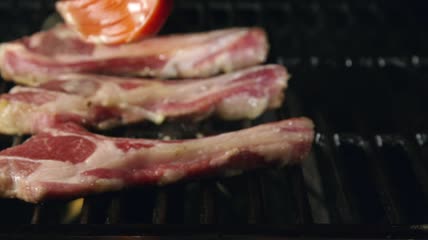火上加黄油的羊排特写实拍