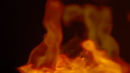 火焰在黑暗中摇曳视频