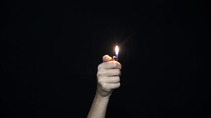 举起打火机特写视频