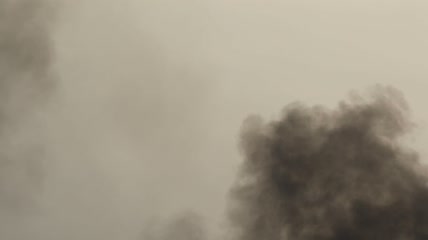 浓烟从地面升起特写视频