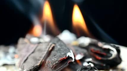 漆黑的房间里着火的布料特写实拍