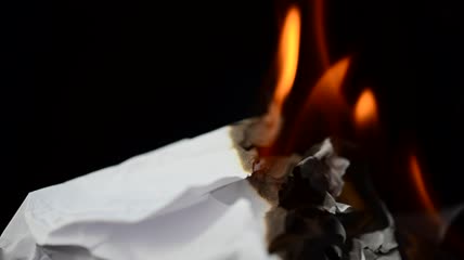 燃烧白纸特写视频