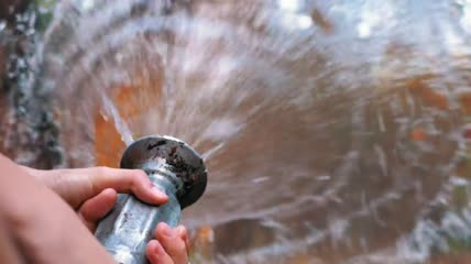 手持消防水龙带泼水特写实拍