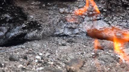 岩石上熊熊燃烧的火焰特写视频
