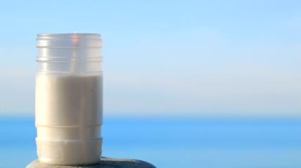用火柴点燃蜡烛特写实拍