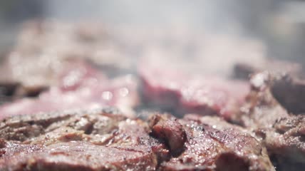 在烤架上烤肉特写实拍