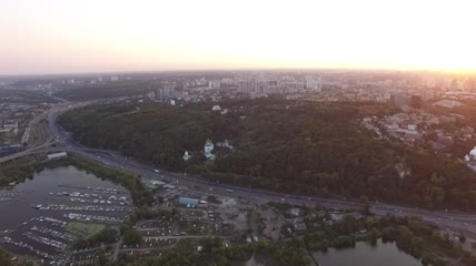 码头和夕阳中的城市