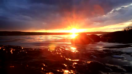 明亮的橙色夕阳横跨水面