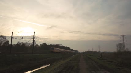 日落时分的旅客列车实拍
