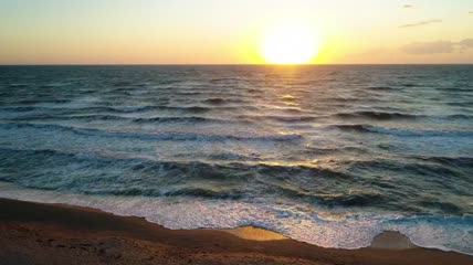日落时海滩上的海浪实拍