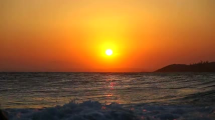 日落时间流逝和冲浪者