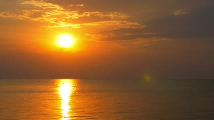 日落时平静的海面