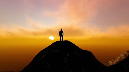 山顶上的一个人在看日落