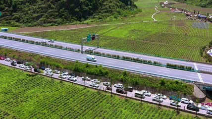 4k航拍节假日国道与高速车流