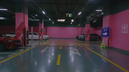4k实拍商场地下停车库