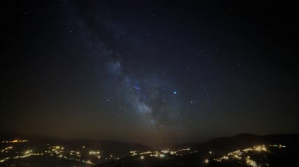 城市灯光上空的银河视频