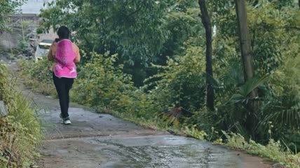 4k实拍妇女背小孩外出