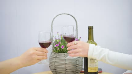 4k实拍美女喝红酒