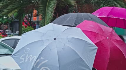 4k实拍雨中升格打伞