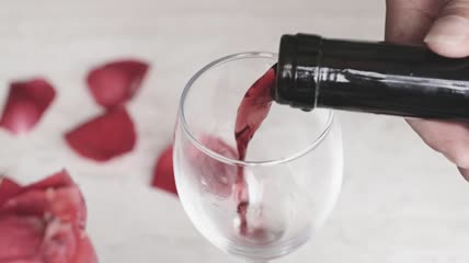 4k升格实拍倒红酒品红酒