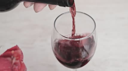 4k升格实拍倒红酒