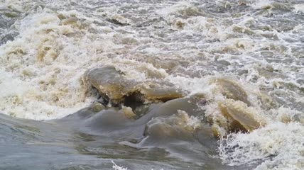 实拍洪水波涛汹涌4k升格