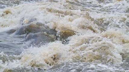 4k实拍洪水波涛汹涌视频素材