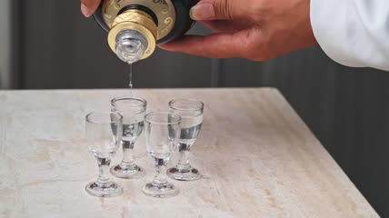 4k升格拍摄倒白酒品酒