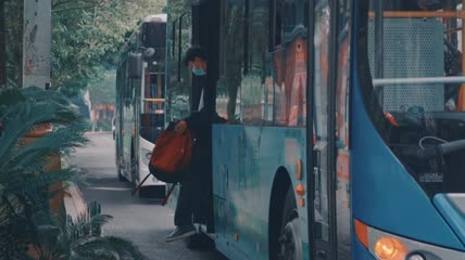 4k实拍升格交通公交车上下客