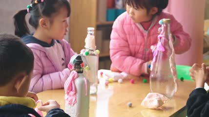 4k实拍升格幼儿园儿童动手拼图素材