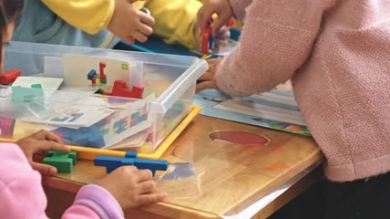 4k实拍升格幼儿园儿童玩积木
