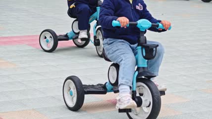 4k实拍升格幼儿园小朋友踩平衡车