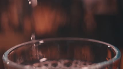 4k实拍升格国酒白酒液体素材