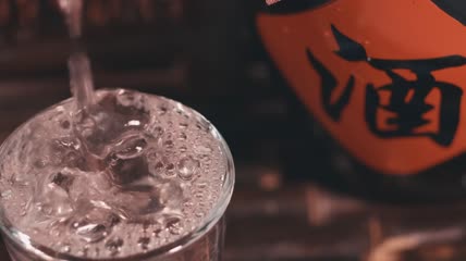 4k实拍酒杯白酒液体素材
