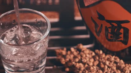 4k白酒液体实拍素材