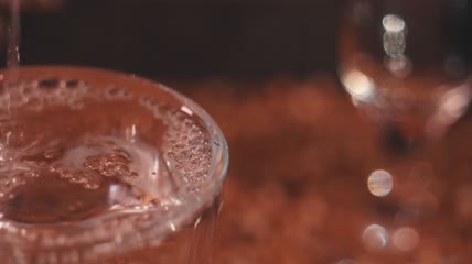 白酒国酒液体4k实拍素材