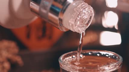 4k白酒液体实拍