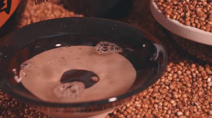 白酒液体水滴4k实拍